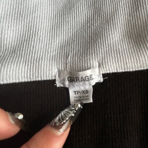 Cropped V Neck with collar - Picture 2 of 3